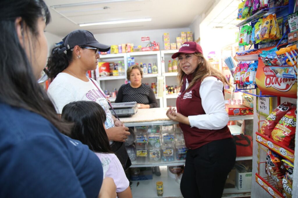 Juanita Carrillo, junto con Daniela Ballesteros, candidata a diputada federal, recorrió el Conjunto Urbano La Guadalupana.