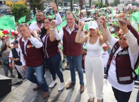 El candidato de Morena a la alcaldía, Gonzalo Alarcón, se reunió con educadores, al culminar su campaña.