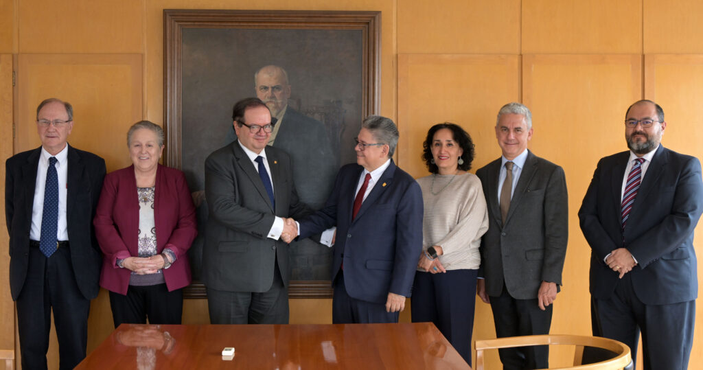 En la Sala Justo Sierra de la Rectoría, Hugo Casanova Cardiel agradeció la confianza por su nuevo encargo y expresó que la Universidad se adapta a su entorno.