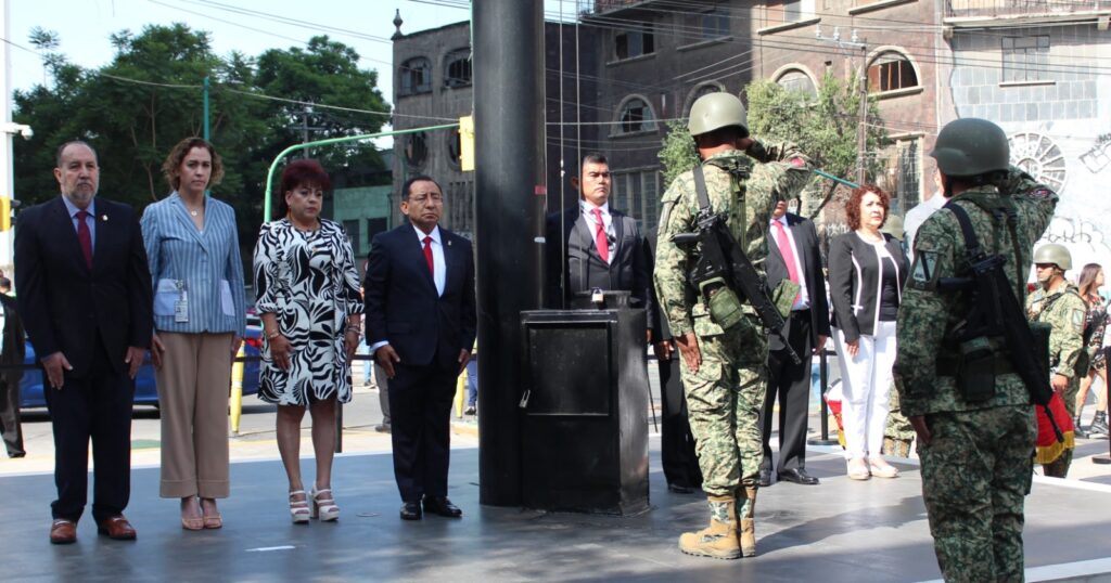 Así lo señaló en la ceremonia de honores a la bandera en la Ciudad Judicial, durante la que señaló a México como una nación democrática, institucional, de pacífica transmisión de poderes y líder entre los países del mundo.