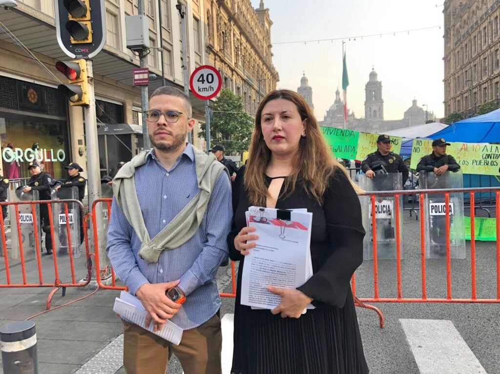 “La madre de mi hijo, funcionaria de la Contraloría de la CDMX sigue logrando favores, ya llevó a la fiscalía a un senador, dijo que sus abogados son dioses y que me va a dar en lo que más me duele”, asegura el padre del menor, Armando Rafael.