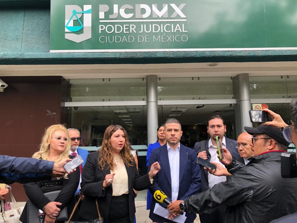 La abogada Diana Cristal González Obregón presentó en la audiencia a siete peritos en diversas especialidades para demostrar la inocencia de su defendido, Rafael Medero.