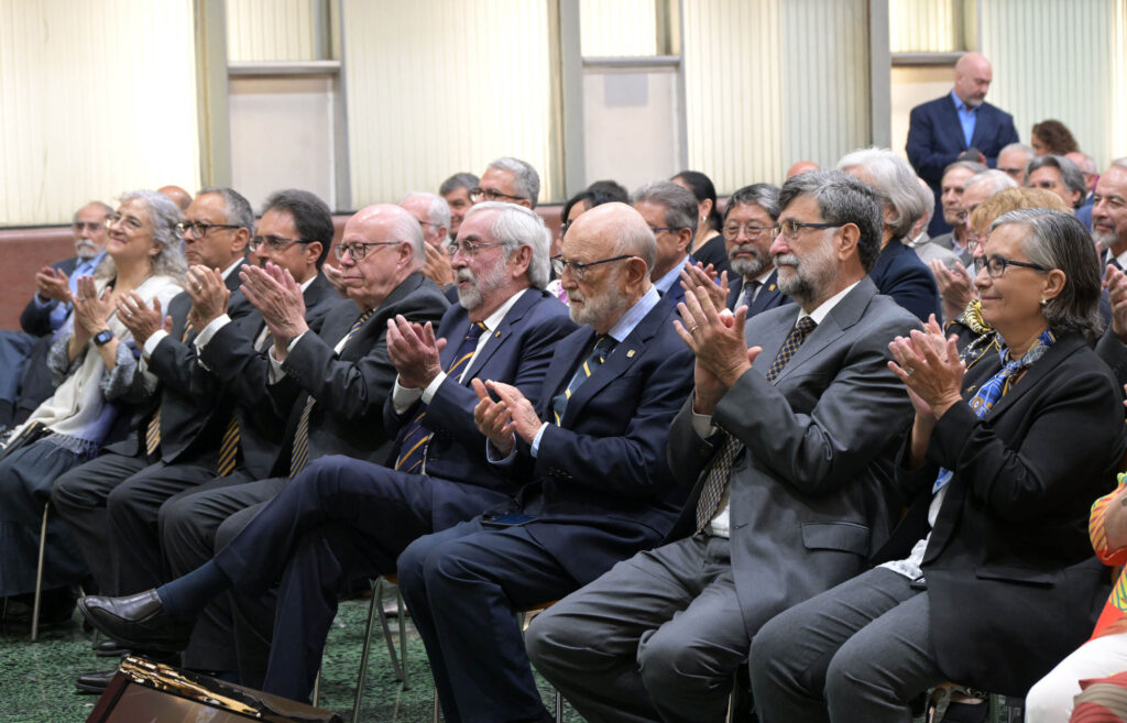 Los exrectores de esta casa de estudios: José Sarukhán Kermez, Francisco Barnés de Castro, José Narro Robles y Enrique Graue Wiechers, así como diversas autoridades.