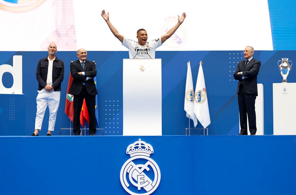 Presenta el Real Madrid a Kylian Mbappe como su nuevo jugador.