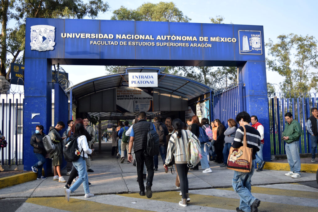 Hoy regresan a clases decenas de miles de estudiantes de licenciatura y posgrado de la UNAM.