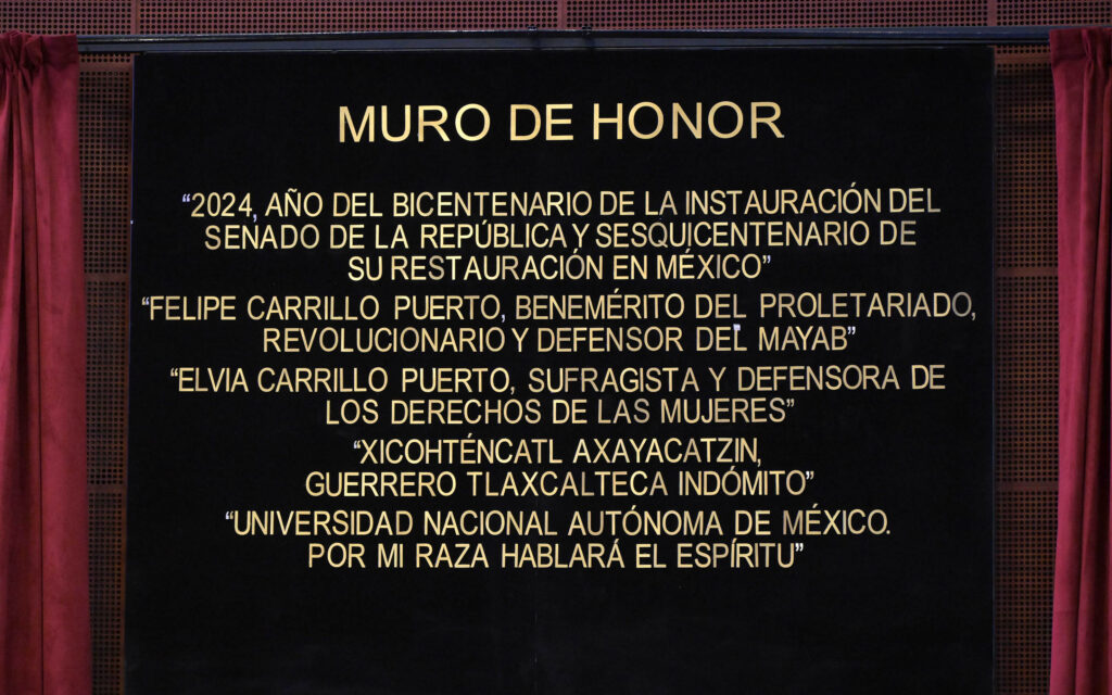 La UNAM, en letras de oro, en el Muro de Honor del Senado de la República.