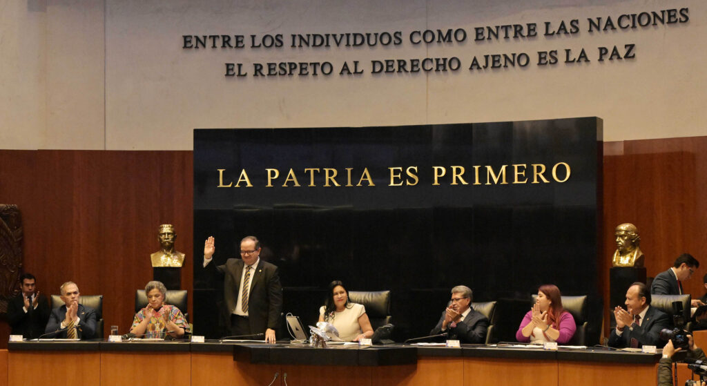 Los presidentes de la Mesa Directiva y de la Junta de Coordinación Política del Senado, Ana Lilia Rivera Rivera y Ricardo Monreal Ávila, estuvieron en la ceremonia solemne, así como los legisladores promoventes y senadores de diversos grupos parlamentarios.