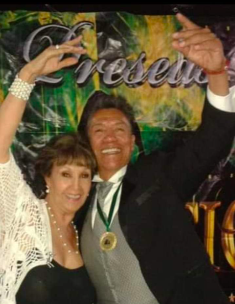 Con Hilda Rosa Lara Alarcón mi primera maestra de Ballet Clásico recibiendo el Premio Ray Tico por mi carrera artística como bailarín