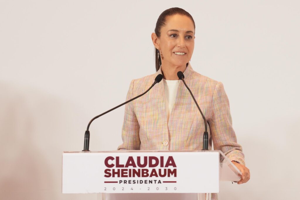 Vamos hacia adelante a favor del pueblo de México: Claudia Sheinbaum al destacar la importancia de trabajar en equipo.