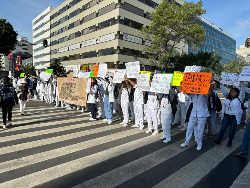 Con sus batas blancas y mensajes en cartulinas denuncian el incumplimiento de pliego petitorio firmado en febrero pasado, uno de ellos es la falta de docentes.