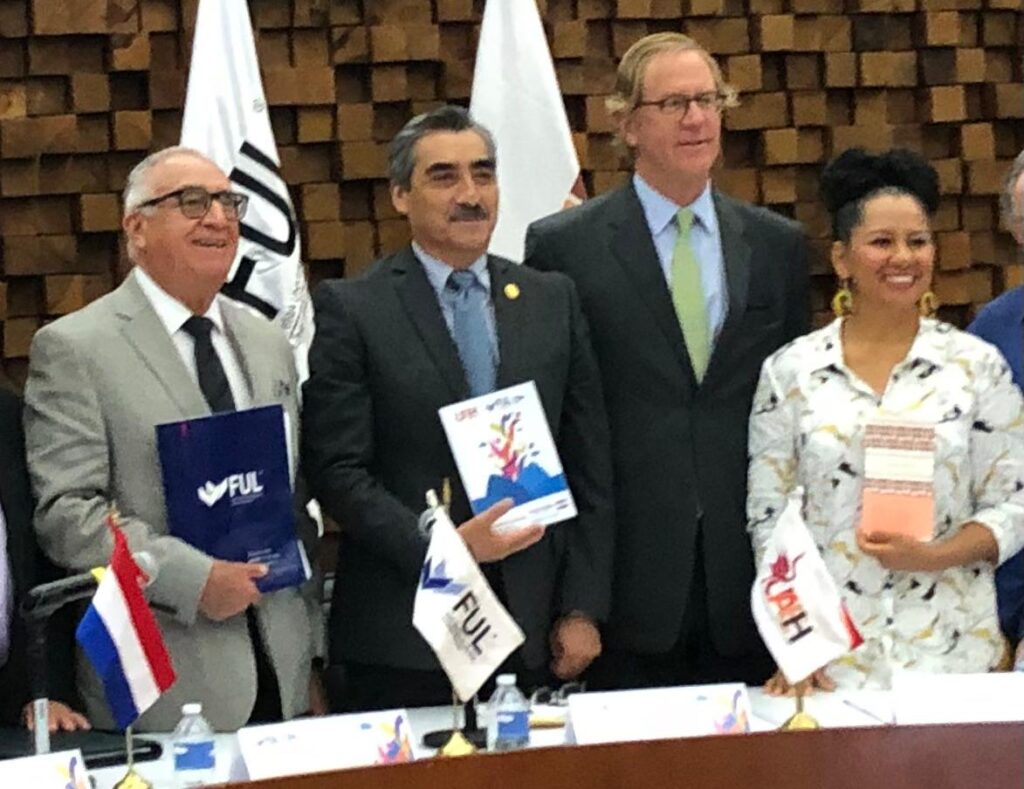 El rector de la UAEH, Octavio Castillo Acosta acompañado del embajador de los Países Bajos, Wilfred Mohr.