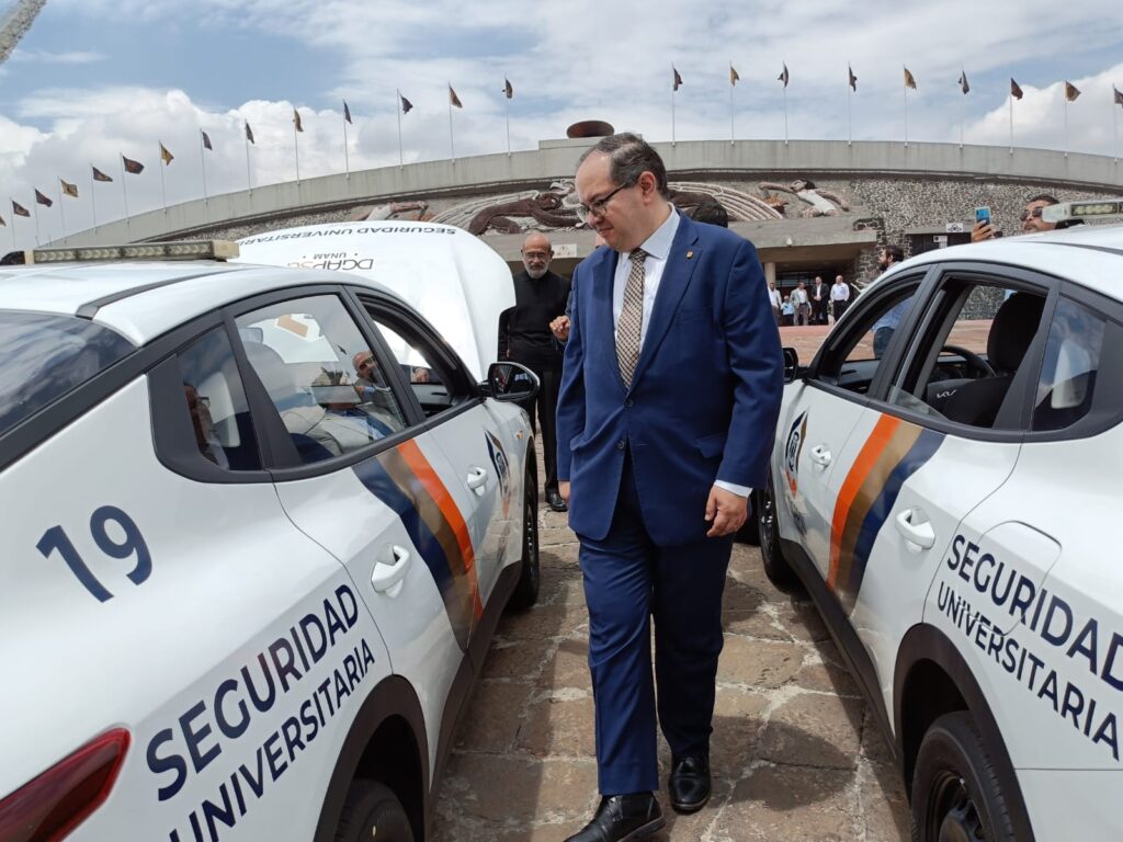 Entrega rector Lomelí nuevas unidades móviles a personal de seguridad universitaria.