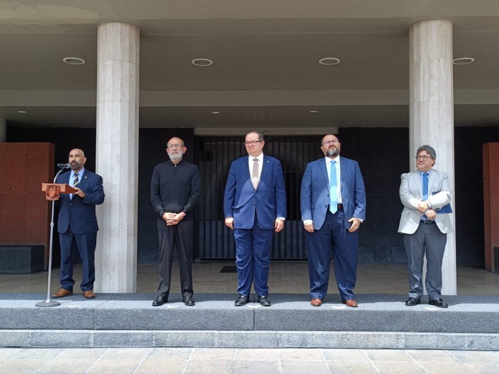 El rector de la Universidad Nacional Autónoma de México, Leonardo Lomelí Vanegas, con el cuerpo de Seguridad Universitaria, 