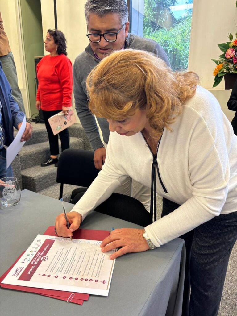 Firma Judith Vanegas Tapia, diputada electa por el Distrito 7 local, el Decálogo por el Bienestar Animal.