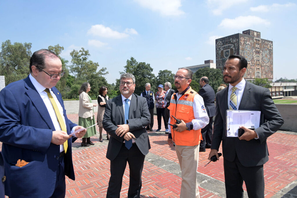 El rector de la UNAM destacó la importancia de que la población en general intervenga en estas actividades que nos enseñan cómo actuar en caso de emergencia.