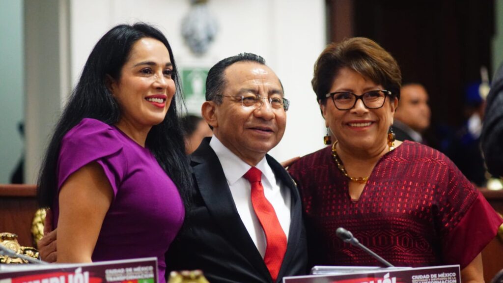 Las diputadas Silvia Sánchez Barrios y Martha Ávila, al centro el magistrado presuidente del PJCDMX, Rafael Guerra Álvarez.