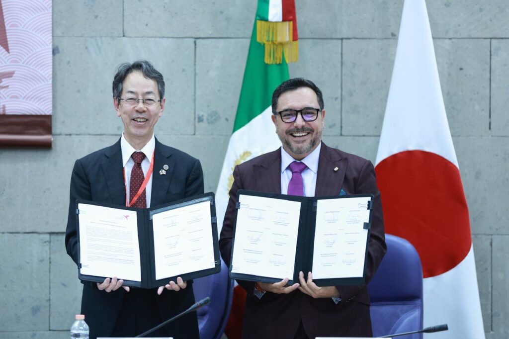 Al encabezar la clausura, el director general del IPN, Arturo Reyes Sandoval, y el vicepresidente y director ejecutivo para Asuntos Internacionales de la Universidad de Tsukuba, Jun Ikeda.