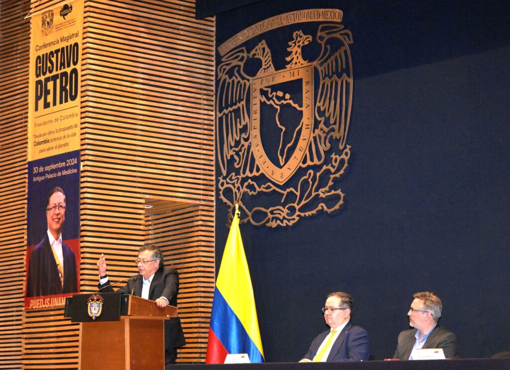 El mandatario colombiano Gustavo Petro ofreció una conferencia magistral en la Antigua Escuela de Medicina.