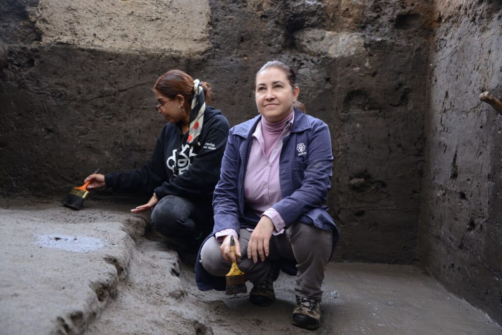 María de Lourdes López Camacho (der.) encabeza el proyecto. Foto Mauricio Marat, INAH.