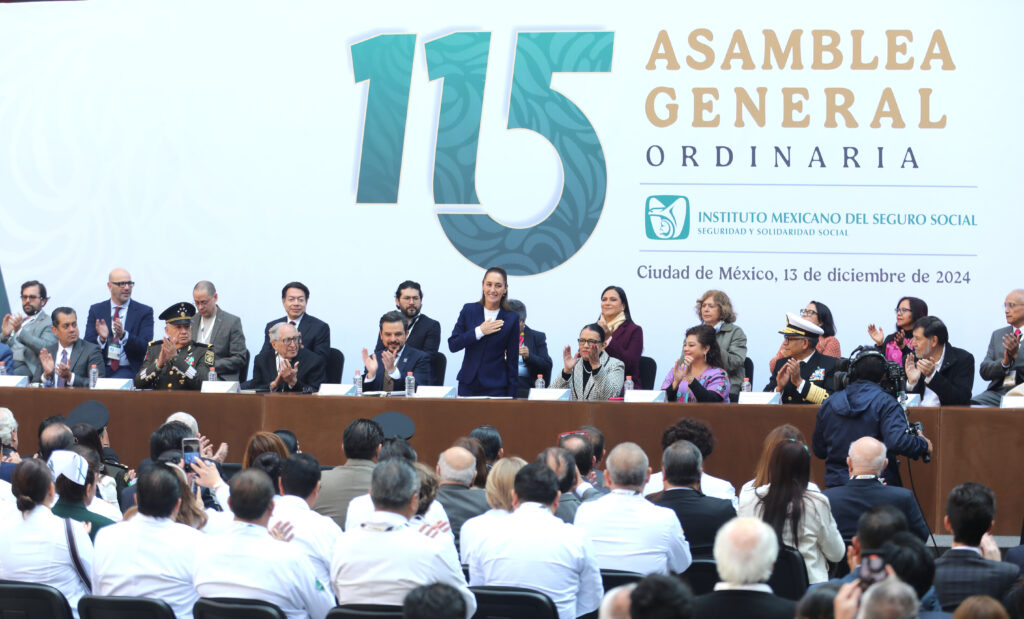 La Presidenta de México, Claudia Sheinbaum Pardo, encabezó la 115 Asamblea General Ordinaria del IMSS.