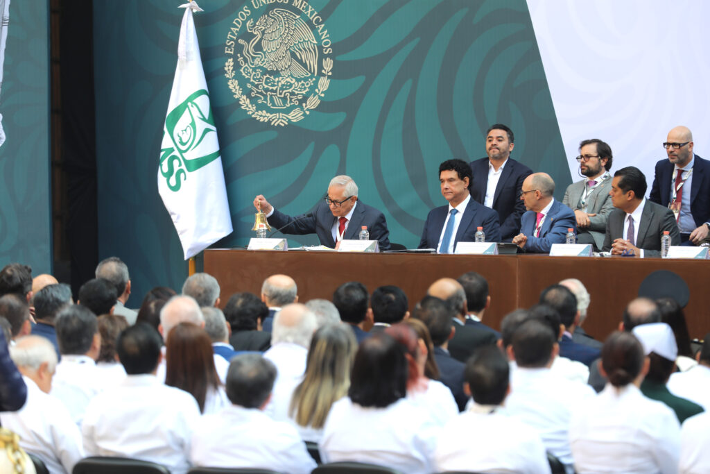 El secretario general del IMSS, Jorge Gaviño Ambriz, e integrantes de la Fundación IMSS.