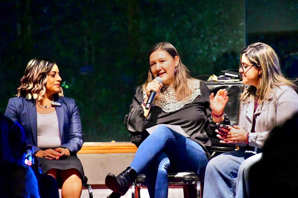 La alcaldesa de Azcapotzalco y la diputada local, Cecilia Vadillo la acompañaron durante la charla en la Casa de Cultura.