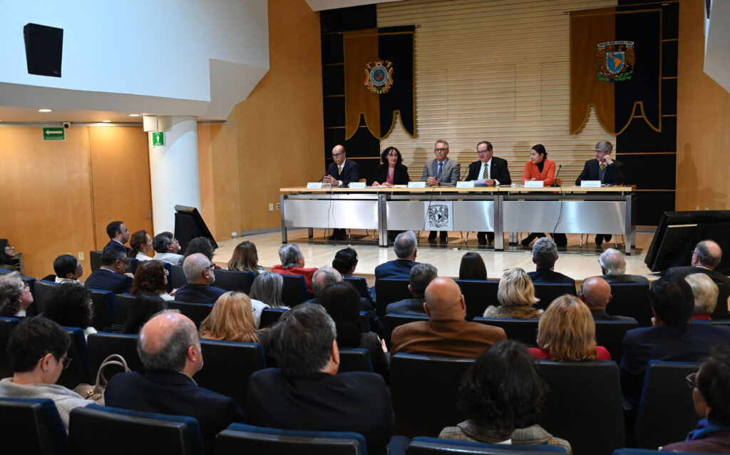 En un foro en la UNAM, Lomelí aseveró que es inaceptable criminalizar la migración. Participaron también Tamara Martínez Ruíz; William Lee Alardín; Mario Luis Fuentes Alcalá; Lorena Rodríguez León y Alejandro Chanona Burguete.