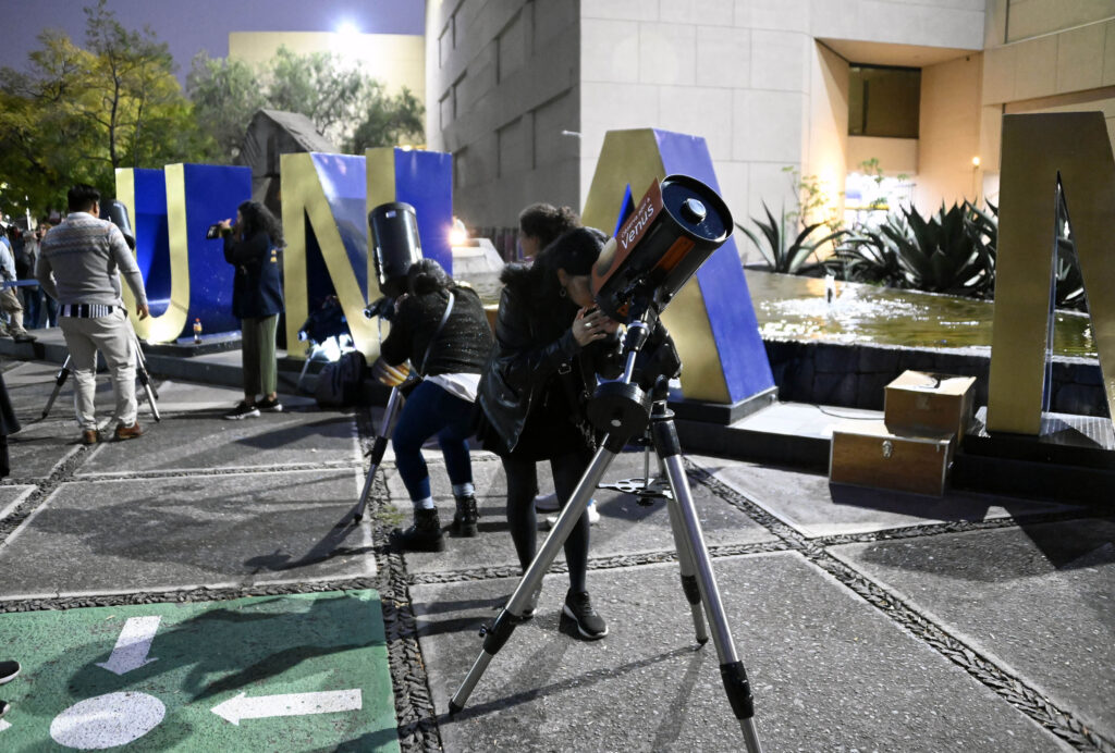 En cita cósmica nocturna, seis planetas observados desde Universum.