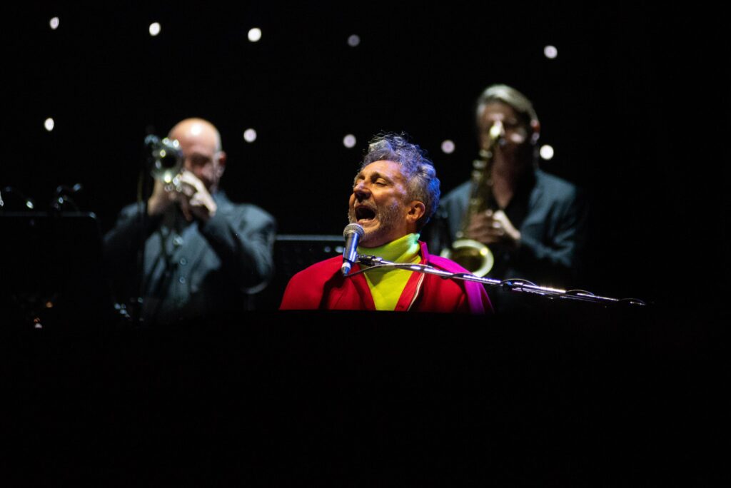 El artista argentino hizo vibrar a la audiencia con temas como “El amor después del amor”,  “Circo beat”, “Mariposa technicolor” y “Dale alegría”.