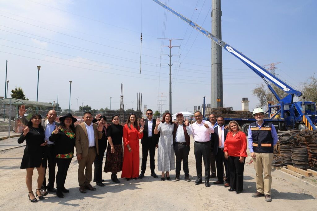 Tecámac, Estado de México, a 17 de febrero del 2025. – El secretario de Movilidad del Gobierno del Estado de México, Daniel Sibaja, y la presidenta municipal de Tecámac, Rosi Wong Romero, asistieron a la presentación del proyecto para la terminación del puente vehicular sobre la avenida Mexiquense, obra que se mantenía suspendida desde hace casi 10 años.
Esta importante obra -programada para ser entregada el 31 de diciembre de este año-, conectará a Tecámac con los municipios de Ecatepec y Coacalco, en beneficio de 15 mil automovilistas, en promedio, al día.
La alcaldesa Wong Romero dijo que dos gobiernos municipales anteriores ya se había solicitado la reanudación de esta obra y se hizo caso omiso por parte de la administración estatal pasada, pero gracias a la gestión de la anterior presidenta municipal y ahora senadora Mariela Gutiérrez Escalante se logró retomar la construcción.
Indicó que “el pueblo de Tecámac siempre estará agradecido por este tipo de obras que no sólo benefician, sino que engrandecen como municipio y nos hace sentir orgullosos”, por lo que expresó su reconocimiento a la gobernadora Delfina Gómez por su apoyo.
“Agradecemos a nuestra gobernadora quien se ha tomado esta obra muy en serio”, dijo al tiempo que expresó que el pueblo de Tecámac siempre estará agradecido porque no sólo nos beneficia, sino que nos engrandece. “Nos hace sentir que Tecámac es este nuevo polo de desarrollo, es esta ciudad de la que nos sentimos orgullosos”, añadió.
Por su parte, Sibaja subrayó que esta es una obra histórica para Tecámac, que se suma a otros trabajos en la zona, como reparación con carpeta asfáltica de la avenida Chapultepec, para hacer de Tecámac un mejor lugar para vivir.
Este puente vehicular tendrá dos carriles de circulación de ida y dos de regreso, con una longitud de 523 metros, en el eje 10, y de 467 metros en el eje 20.