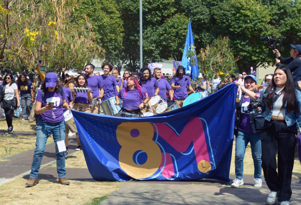 La UNAM se tiñe de púrpura en conmemoración del 8M y en apoyo a sus mujeres deportistas.