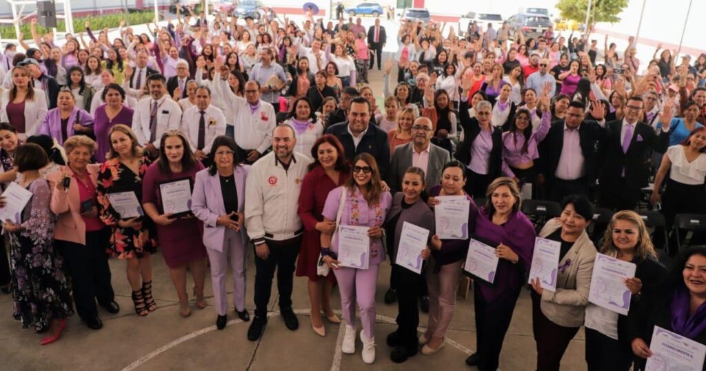 Firma convenio para el desarrollo económico y social de las tecamaquenses; reconocen labor de mujeres distinguidas del municipio.