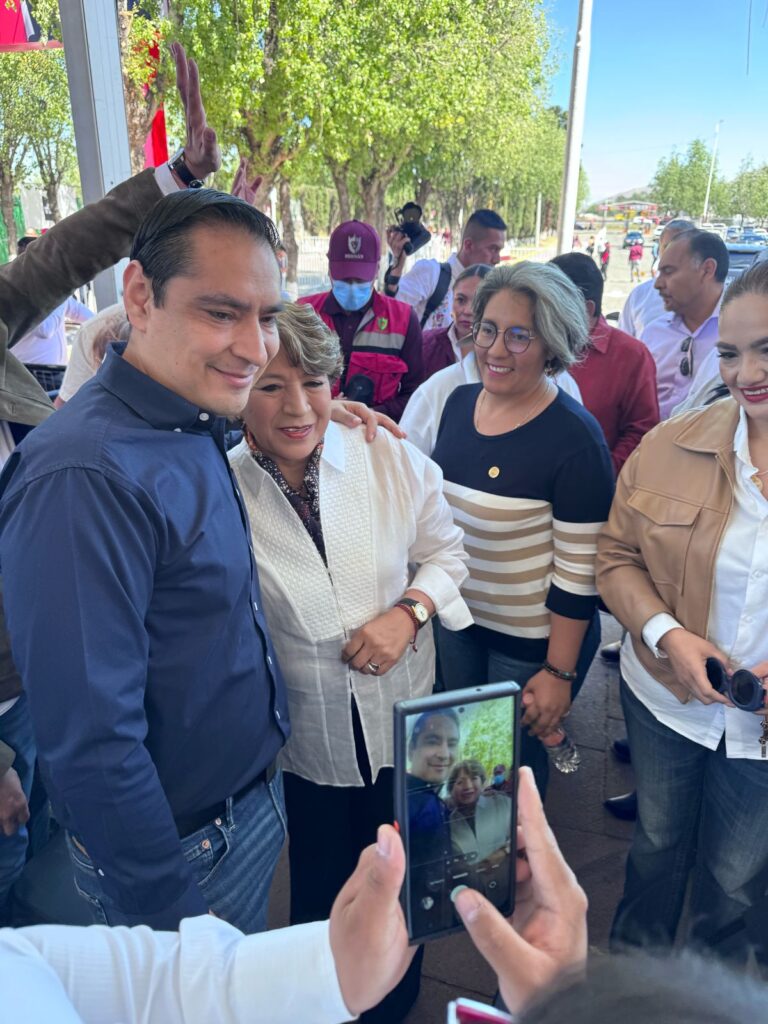 Ángel Garduño García, rector de la UACh, dio la bienvenida al pabellón de exposición ganadera a la maestra Delfina Gómez, gobernadora Constitucional del Estado de México.