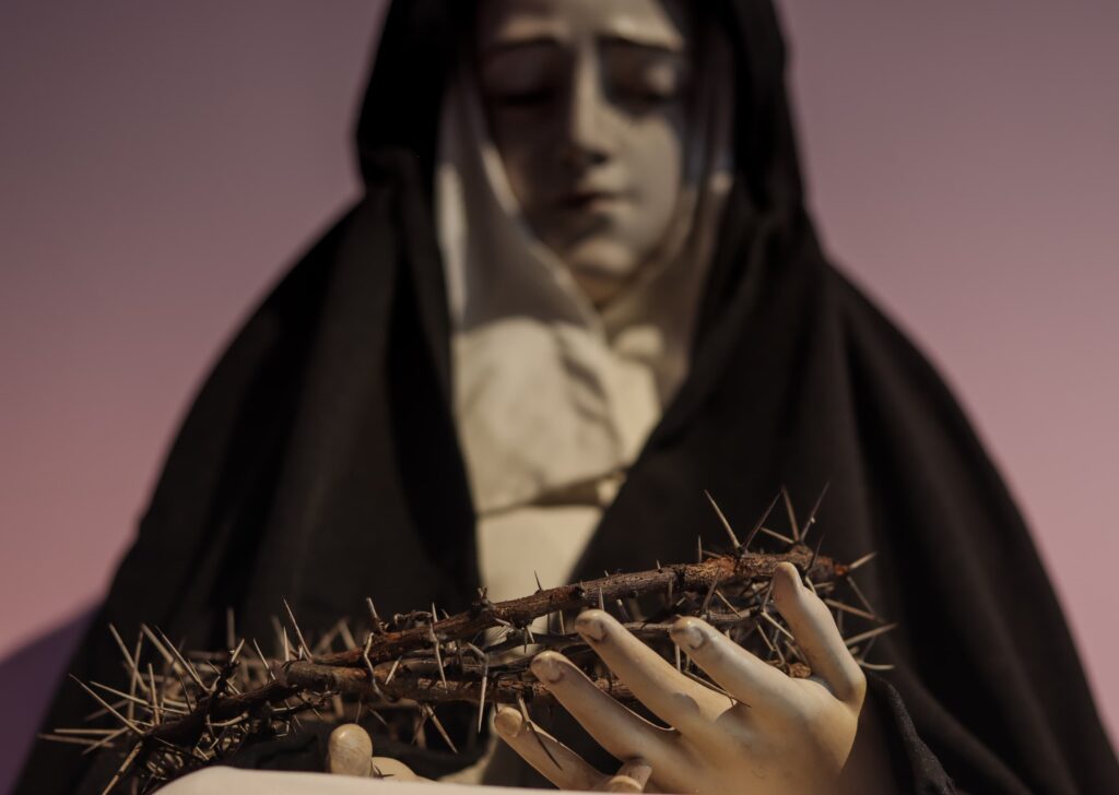 A través de pinturas, esculturas y otras expresiones artísticas, el público puede apreciar esta advocación mariana, tradicional de Semana Santa. Altar de Dolores.