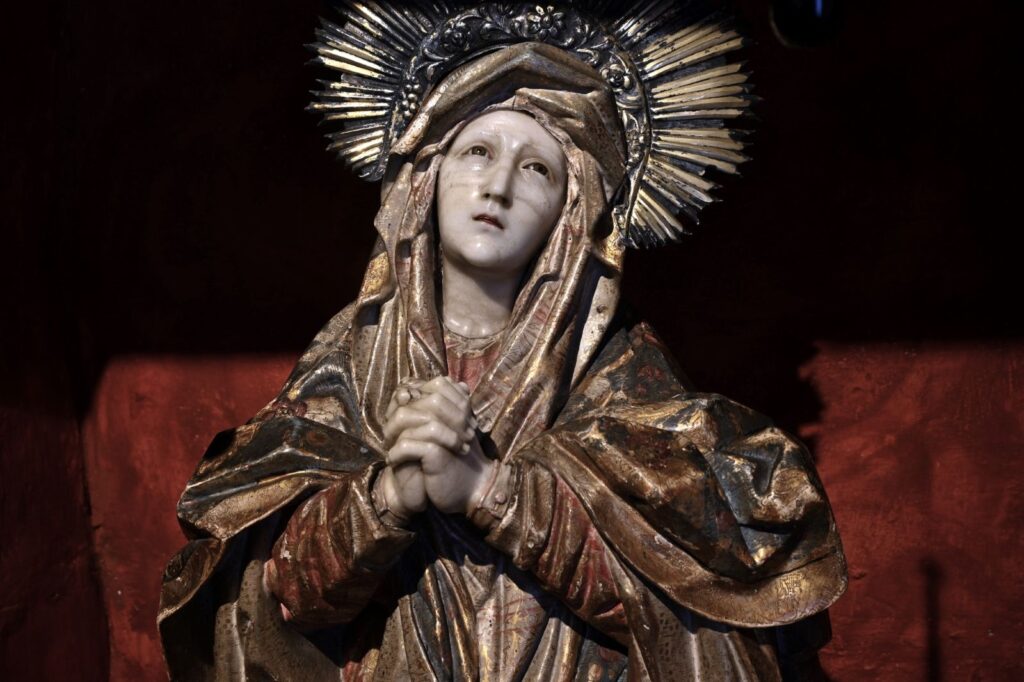 Diversas exposiciones temporales evocan los sufrimientos de la Virgen María por la pasión y muerte de Cristo. Altar de Dolores.
