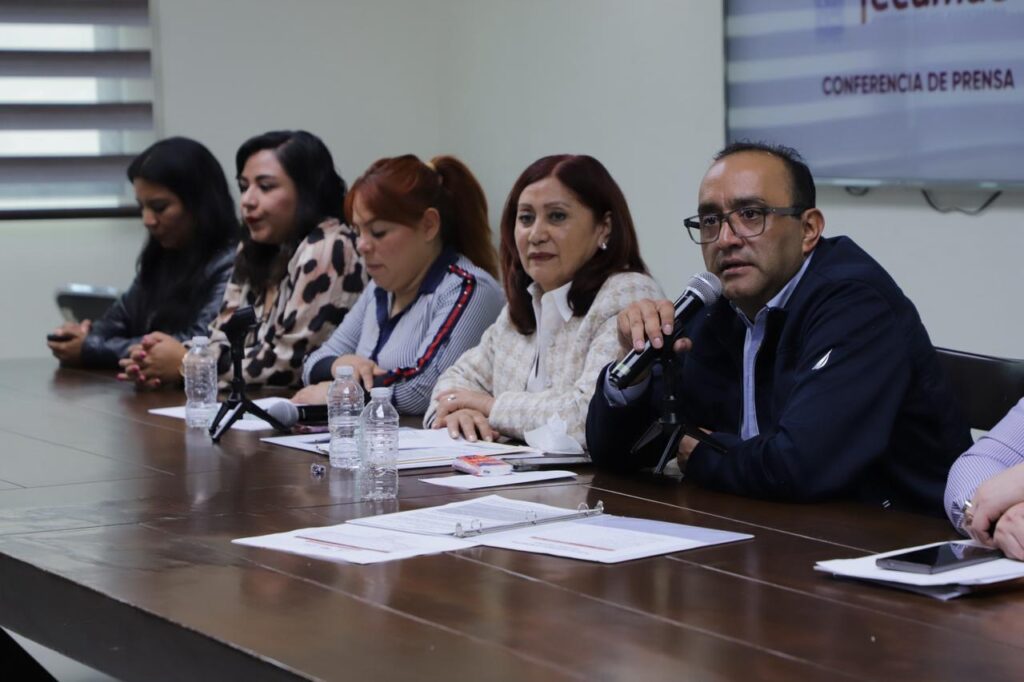 Rosi Wong acompañada por el secretario del Ayuntamiento, Carlos Galindo y del director Jurídico y Consuntivo, Adrián Perez.