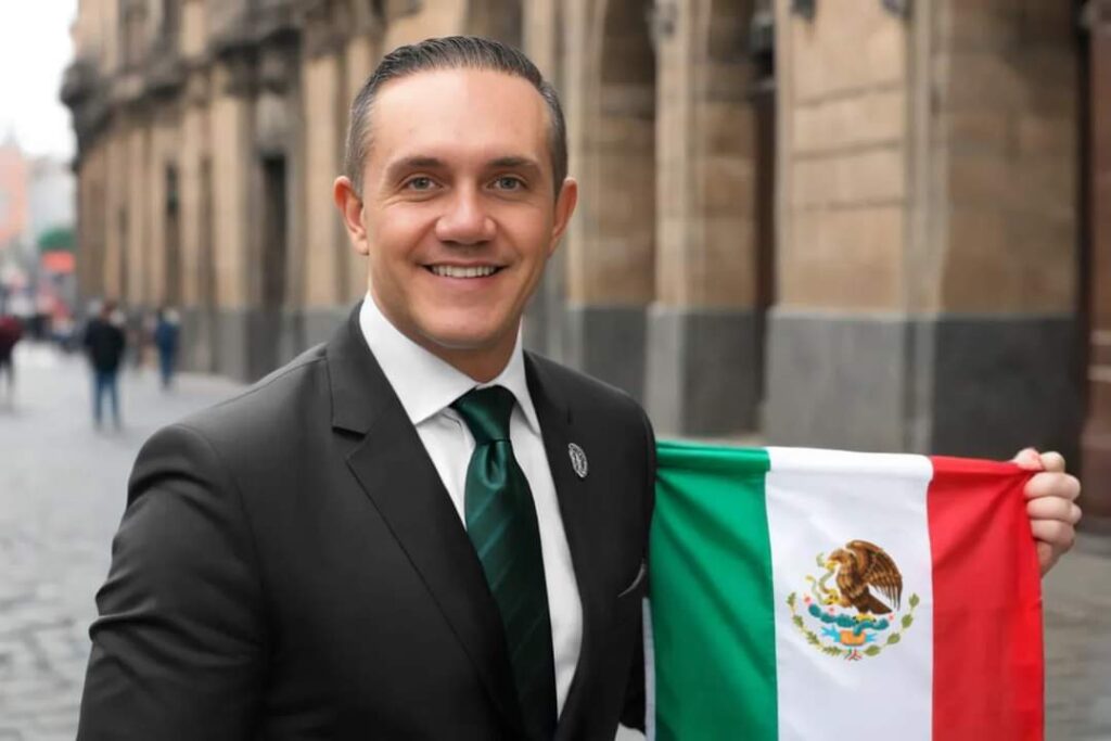 Adrián Rubalcava Suárez, abogado y administrador, con capacidad de liderazgo y diálogo que se ha comprometido con la ciudad y sus habitantes.