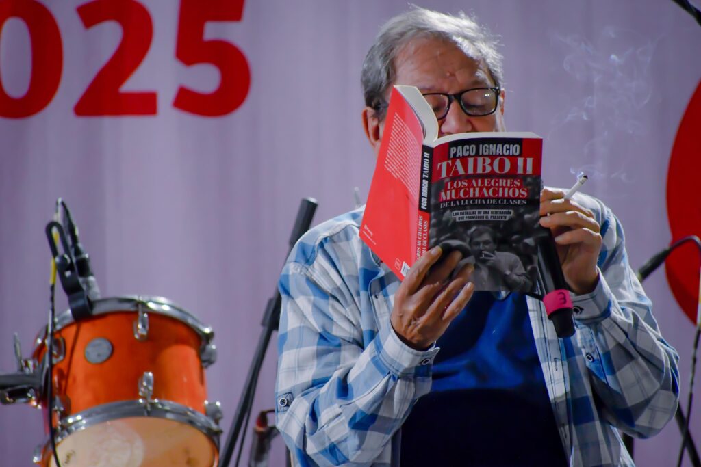 Rock, lectura y reflexión en la Feria Internacional del Libro en Azcapotzalco. Inició con una magistral charla a cargo de Paco Ignacio Taibo II.