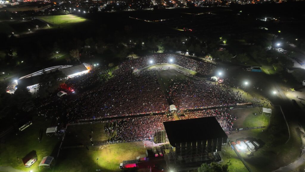 Más de 60 mil personas corean los éxitos de Gloria Trevi en Tecámac para celebrar el Día de las Madres.