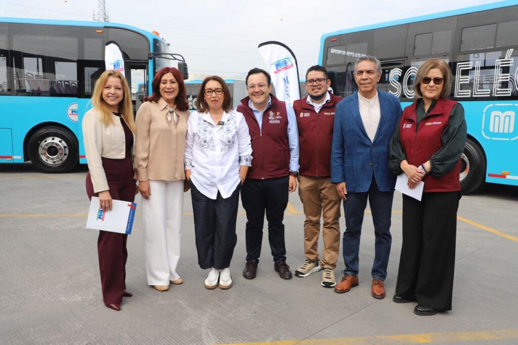 Rosi Wong y el comité con las unidades eléctricas de última generación del Mexibús para realizar un recorrido y constatar los beneficios de este tipo.