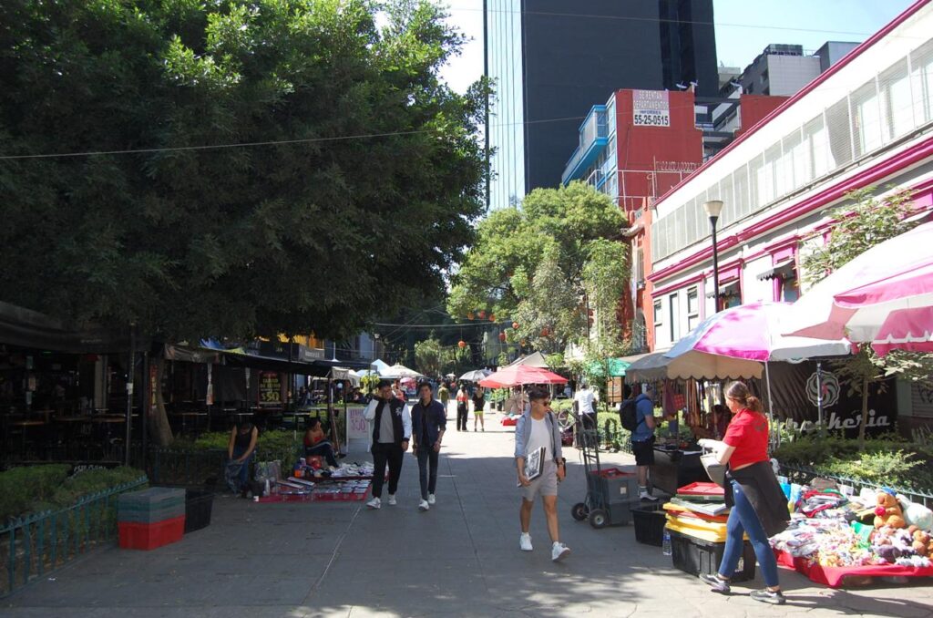Empresarios de la Zona Rosa fortalecen a su personal en la mejora de los servicios rumbo al Mundial 2026.