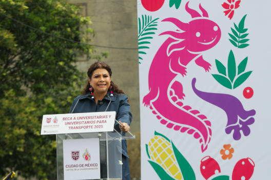 La beca de transporte para universitarios alcanzará la cobertura universal, asegura Clara Brugada al entregar 10 mil apoyos.