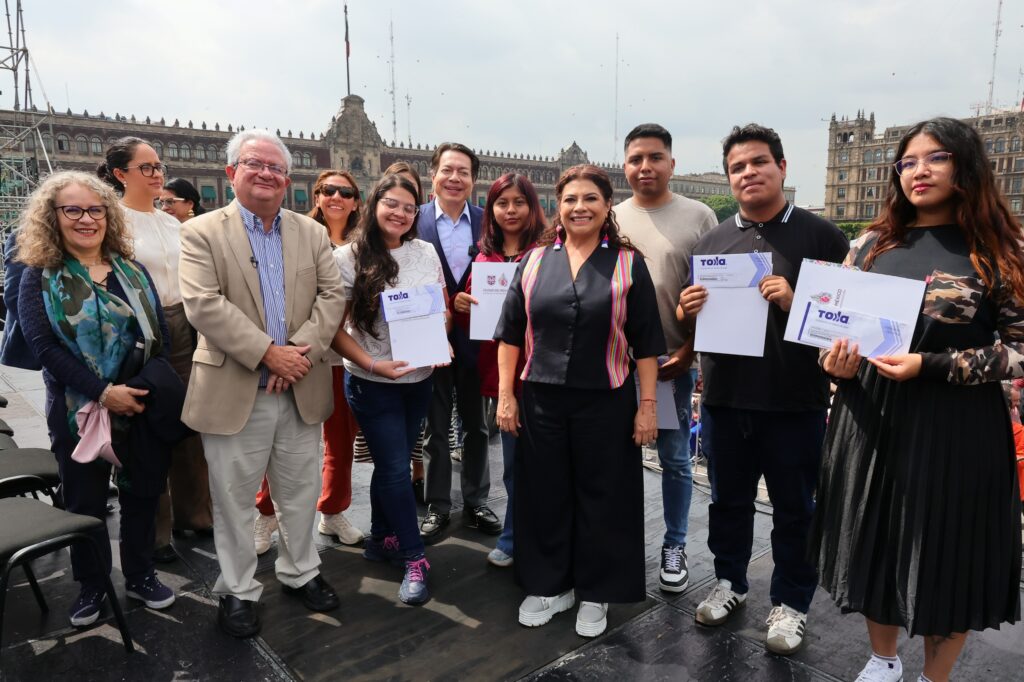 La Jefa de Gobierno de la Ciudad de México, Clara Brugada Molina, encabezó la entrega de 10 mil apoyos del programa Beca a Universitarias y Universitarios para Transporte y Más y sostuvo que con estas acciones se generan las condiciones reales para ejercer el derecho a la educación.
