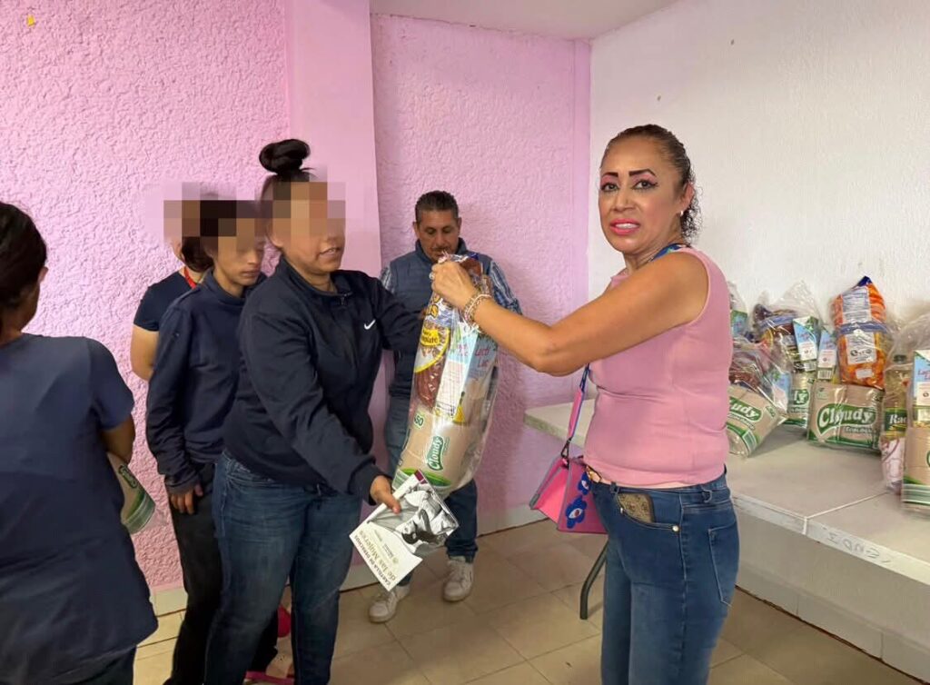 Entrega Dip. Rebeca Peralta Cartilla de los Derechos de las Mujeres a mujeres privadas de su libertad en Santa Martha Acatitla 