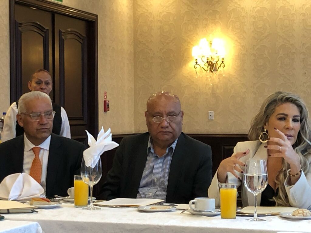 Joel Saucedo y la diputada Nora Arias, presidenta del PRD Ciudad de México e Isidro Corro, secretario general.