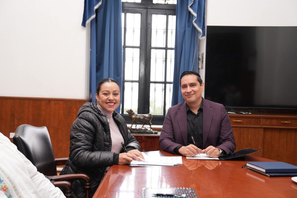 Ángel Garduño García, rector de la UACh, y Rosiceli Díaz Hernández, presidenta municipal de Santa Rita Tlahuapan, Puebla.
