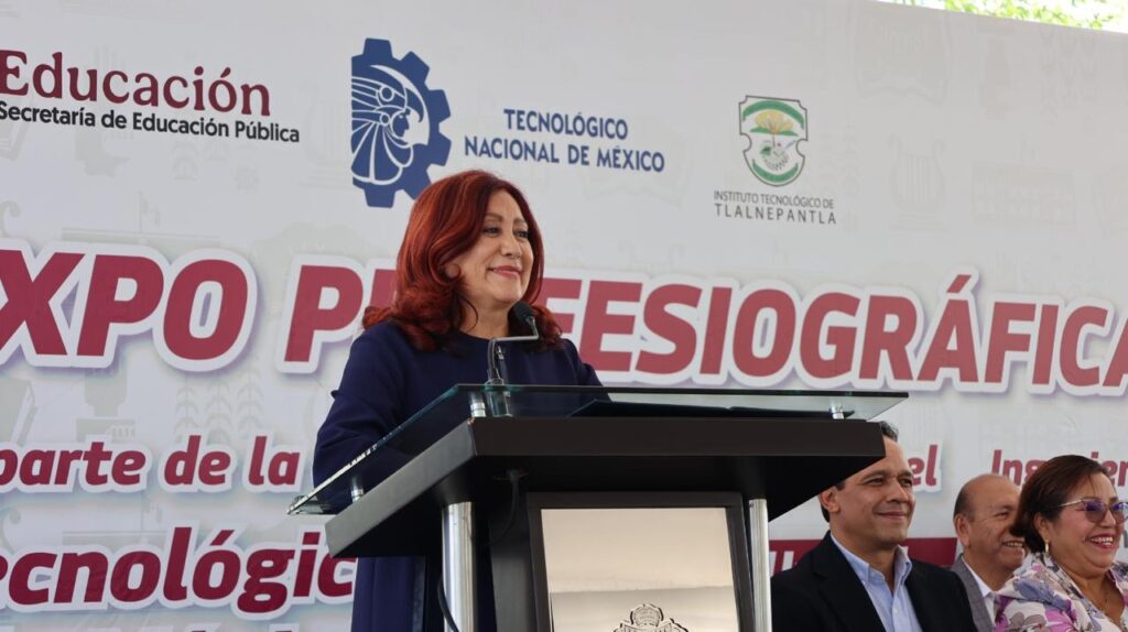 Rosi Wong, alcaldesa de Tecámac, al asistir a la Expo-Profesiográfica, anunció la próxima apertura del CBTIS 286, con carreras enfocadas al área de la salud.