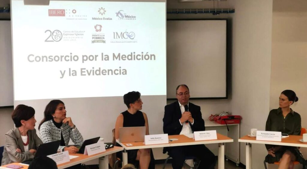 Las organizaciones que integran el Consorcio están convencidas de que la medición de la pobreza y la evaluación de la política social tienen un impacto directo en el desarrollo, la prosperidad y el crecimiento económico de México.