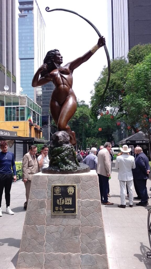 El Titular de Metrópolis develó la escultura, acompañado del director de Servimet, la alcaldesa de Cuauhtémoc, vecinos, empresarios, restauranteros, hoteleros y visitantes de la Zona Rosa.