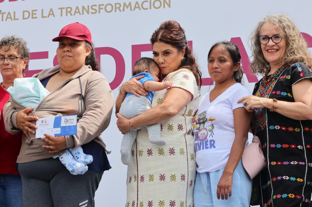 Con esta entrega de 22 mil apoyos económicos suman 66 mil 400; la meta es llegar a 85 mil beneficiarios este año: Clara Brugada.